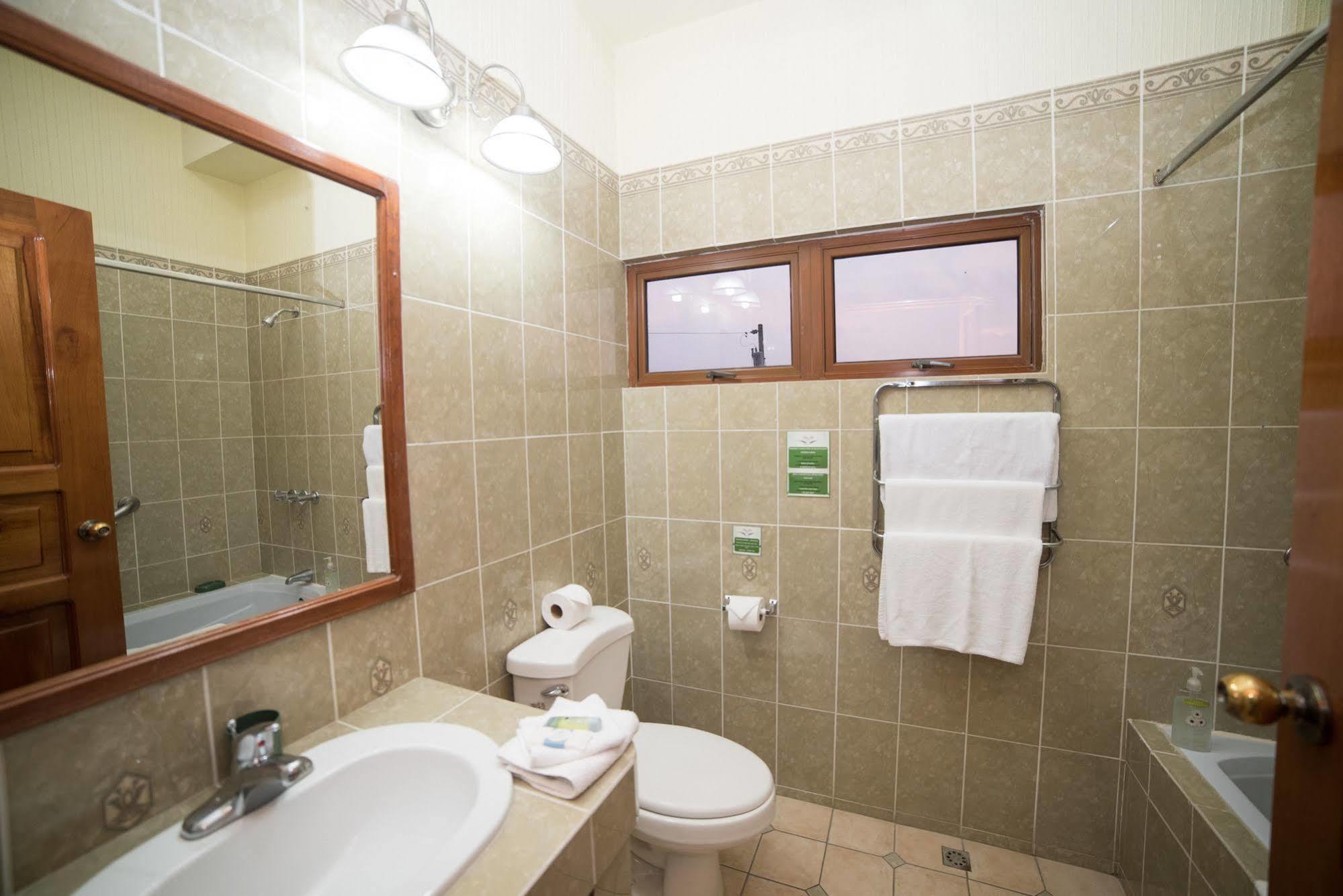 Hotel Anna Inn Olintepeque Ngoại thất bức ảnh